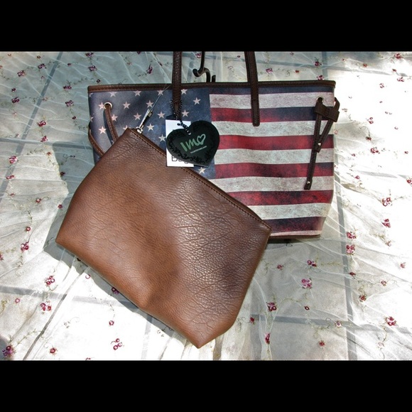 IMO Handbags - HP🎉Large American Flag 🇺🇸 Tote w/ Rem. Bag 🎉HP